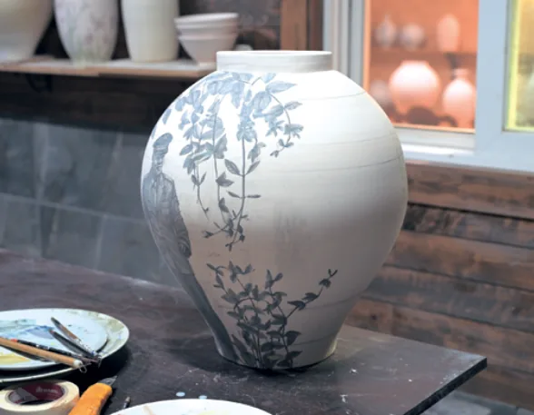 최근 작업 중인 달항아리 기법을 응용한 작품.