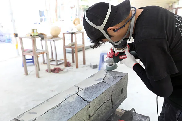 작업 중인 이창훈 작가