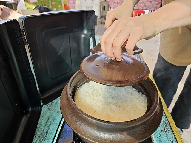 다양한 냄비로 밥을 짓는 참가자들