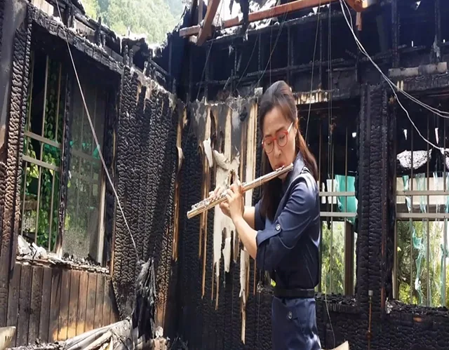 2016년 백당아트갤러리 화재 현장에서 긍정의 힘으로 극복하기 위해 위로 공연을 하고 있다.