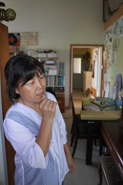 자신의 작품을 들여다보는 홍성미 작가