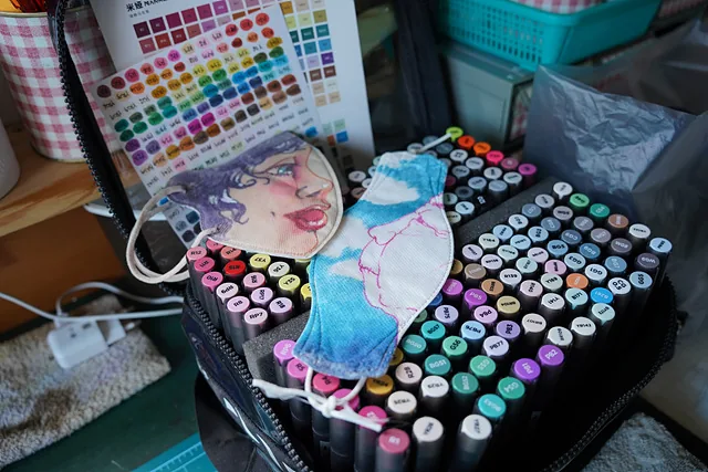 버려진 마스크를 활용한 그림 작업