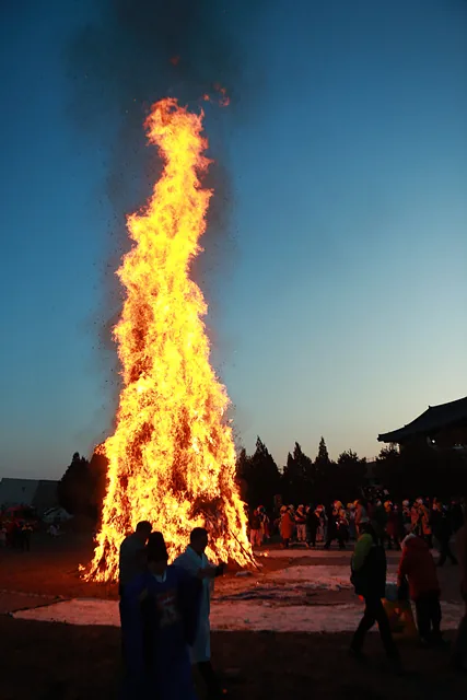 타오르는 달집을 보며 안녕과 소원을 기원하는 참가자들