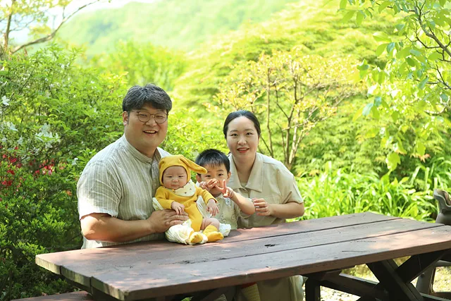 둘째 아이를 낳아 동상면 전체에 기쁨을 선사한 박태형 가예나 씨 가족.