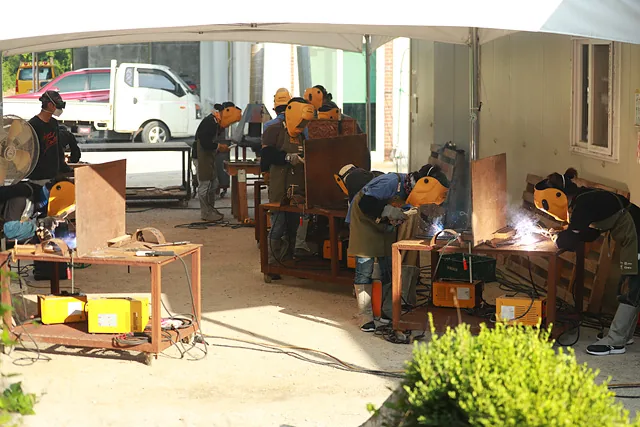 전환기술 농촌에서필요한 생활기술교육에서 용접실습을 하고 있는 수강생들. 오른쪽 두 사람이 장수진(왼쪽), 김정윤씨다.