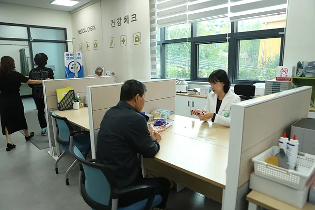 건강체크존을 이용하는 주민들 (2)