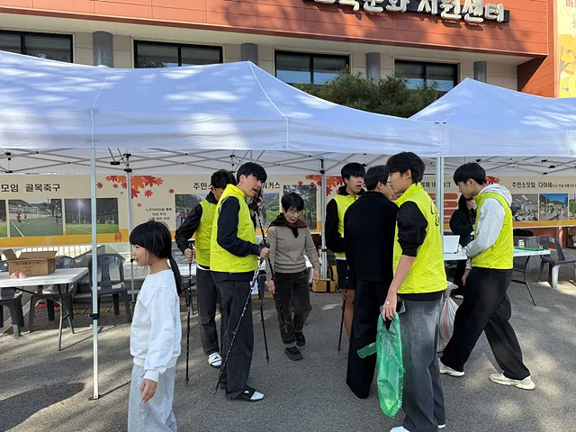 레인보우워커스 소모임의 노르딕워킹을 체험하는 어르신