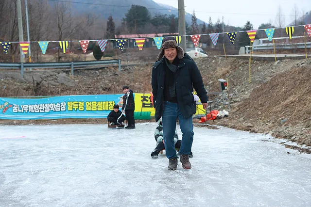 아이들의 썰매를 끌어주는 박영환 씨 (1)