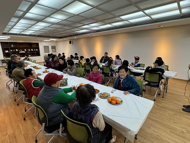 [웃어라 공동체] 완주미래행복센터, 세대 어우러진 설맞이 떡국 나눔