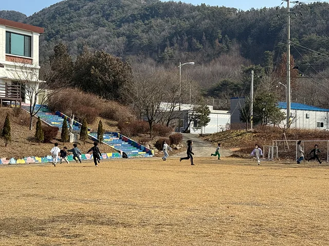 식사 전 운동장에서 뛰어노는 아이들