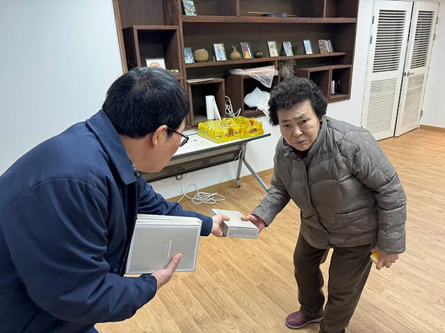 식사 후 수건 선물 전달