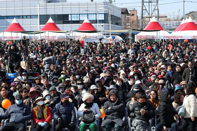 딸기축제 행사장에 모인 인파 (완주문화재단 제공)