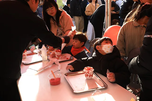 체험부스 참여중인 방문객들 (2)