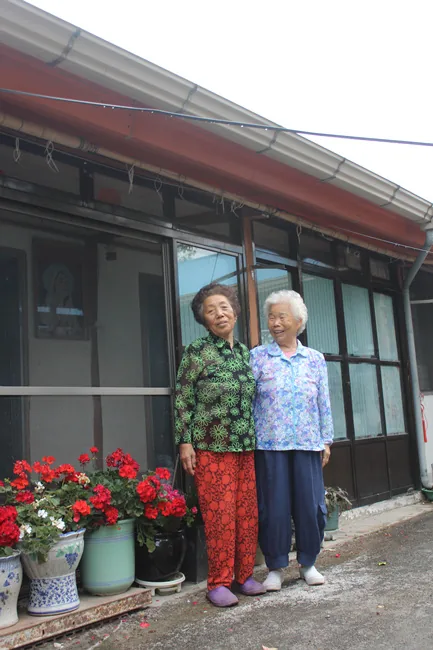 한글학교에서 만나 친해진 동갑내기 최남분 할머니와 함께.