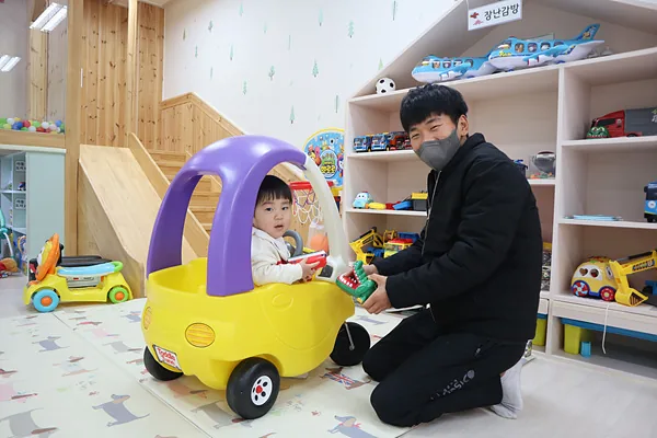 이용자 박현준 씨는 주로 어린이집이 끝난 후 아이와 나눔터에 방문한다
