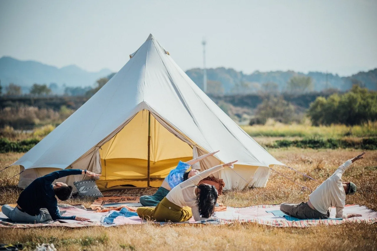 반줄은 완주 자연환경 속에서 야외 요가 프로그램을 진행한다.