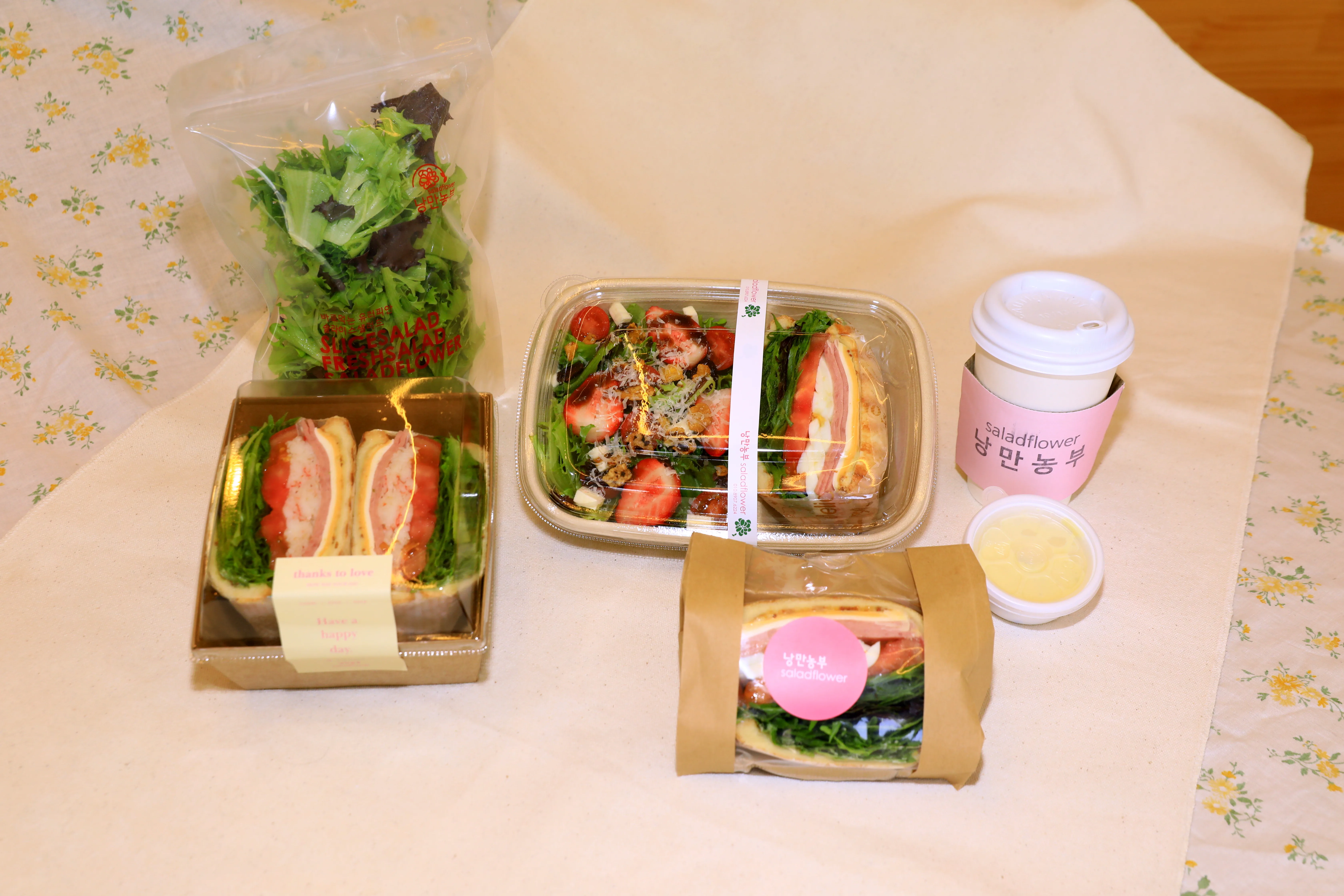 피크닉세트에 포함되는 샌드위치와 샐러드 (1)