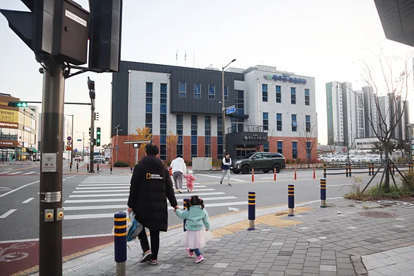 완주군보건소 사거리 횡단보도를 건너는 주민들