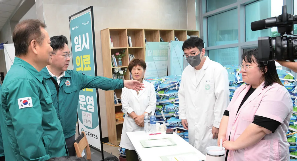 완주군보건소 의료진들을 격려하는 이상민 행전안전부 장관