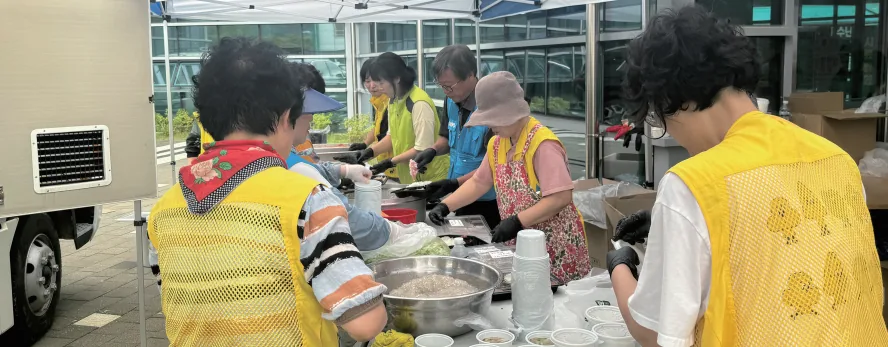 약 850인분의 음식을 만드는 사랑의 밥차 자원봉사자들