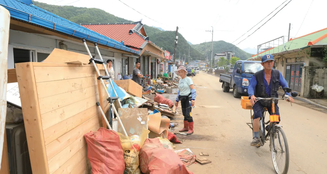 정리작업을 하는 상가 주민들