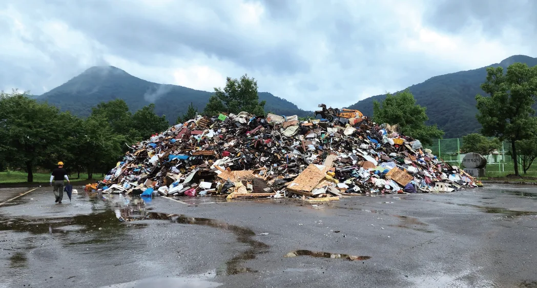 운주면체육공원 주차장에 쌓인 쓰레기들