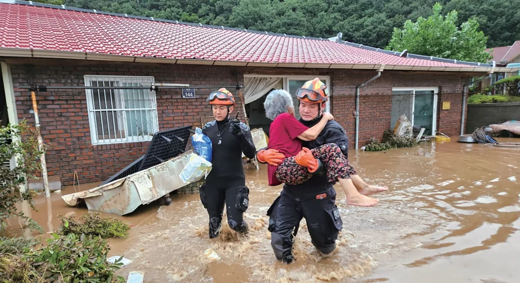 침수 주택에서 주민을 구조하는 완주소방서 119 구조대원들