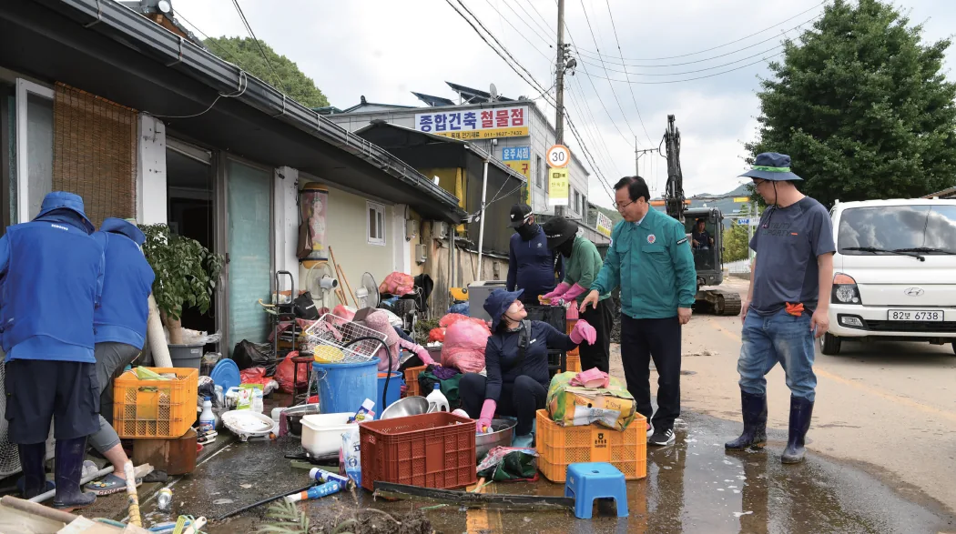 수해지역 주민들을 위로하는 유희태 완주군수