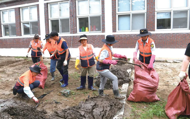 복구지원에 나선 봉동로타리클럽 회원들과 의용소방대