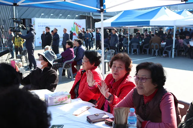 팥죽을 기다리고 있는 어르신들