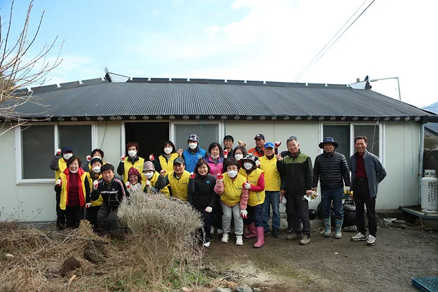 무연고 어르신의 유품 정리작업을 마친 이들이 활짝 웃고 있다.