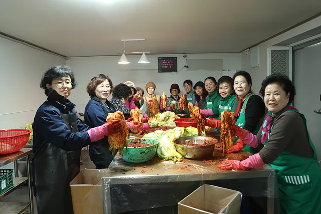 김장하는 운주면새마을부녀회원들