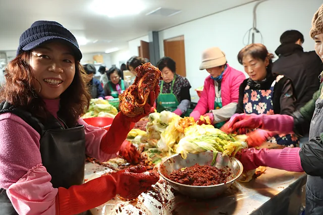 정성껏 김치를 담그고 있다
