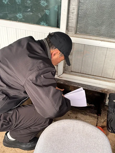 생강굴을 살펴보는 백송기 씨