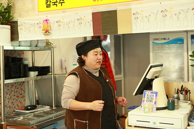 계산 중인 옥이네집 김춘옥 사장