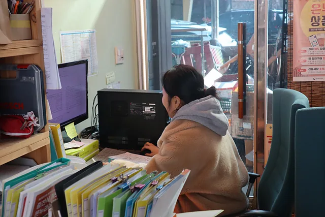 업무 중인 소별아 매니저