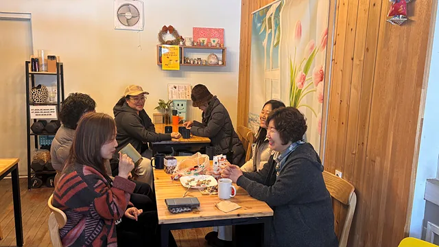 카페 아띠에 모여 이야기를 나누는 시장 사장님들