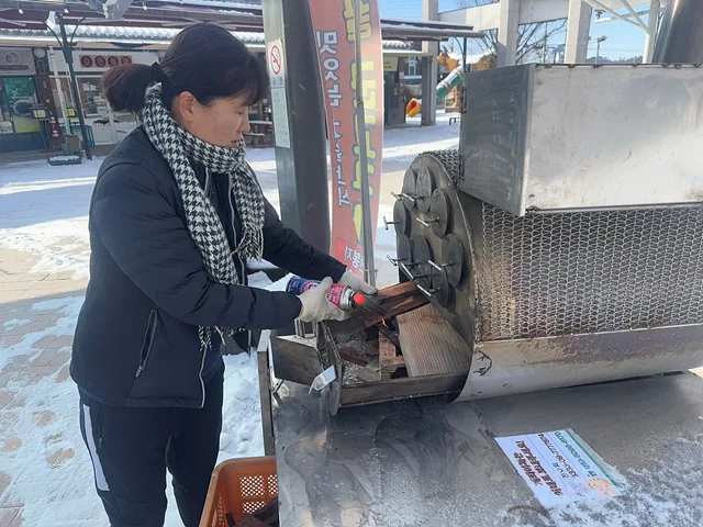 군고구마 굽는 다원공방 전윤희 씨