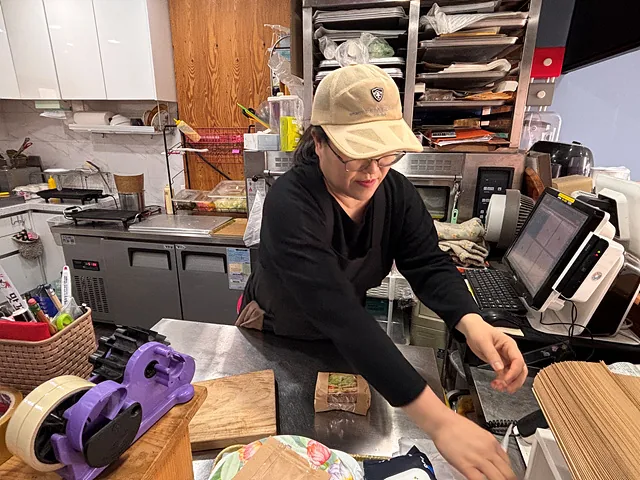 샌드위치를 포장하는 써니샌드위치 선희 씨