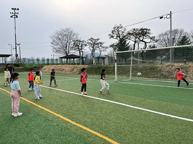 축구 동아리 활동에 몰입한 아이들