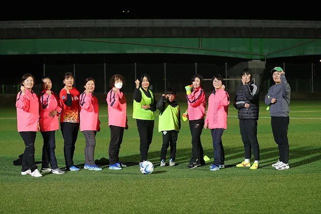 창단 2년째를 맞은 고산한우FC 회원들. 매주 월요일 만나 연습한다.