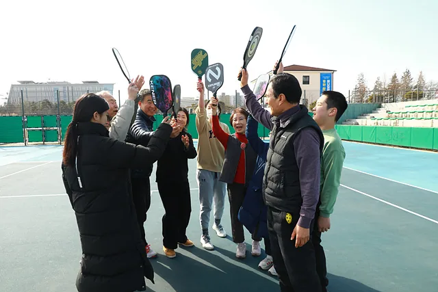 운동 시작 전 화이팅을 외치는 피클볼동호회 회원들
