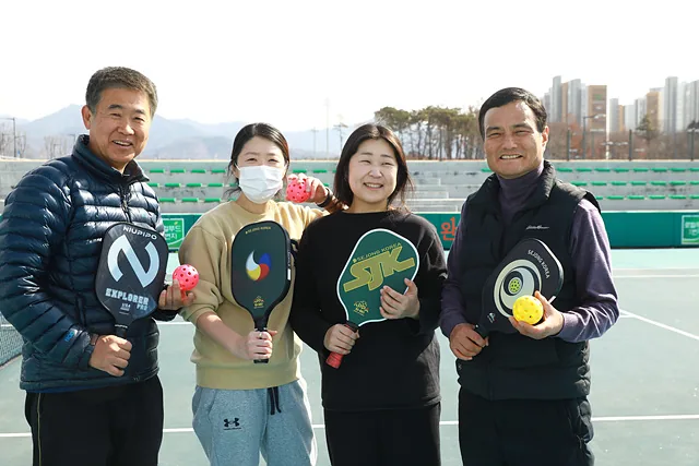 1호 수강생들과 함께 웃고 있는 비봉피클볼동호회 이성식 대표와 황봉근 코치