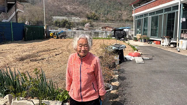 마당 앞에 선 옥례 어르신 (1)