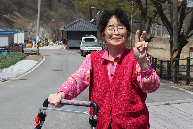 산책하던 김현순(90) 어르신