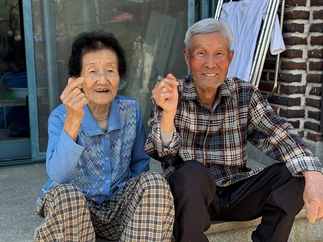 #손하트를 하는 이종구, 유경님 부부