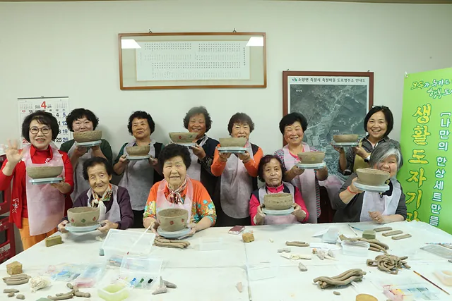 #생활도자기 수업을 마친 어르신들