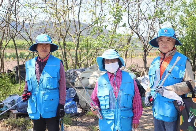 공공근로 참여 어르신들 (1)