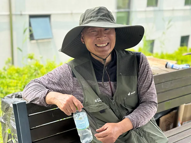 작업 중 잠시 쉬고 있는 동건 씨 (1)