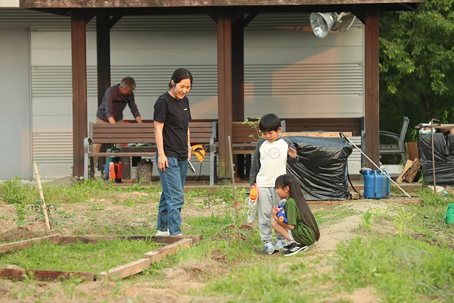 봄날 씨와 아이들이 텃밭을 살피고 있다.